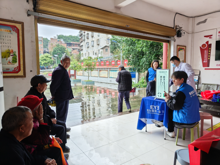 20251113汾河镇:开展退役军人眼部健康关爱活动.jpg