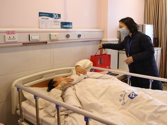 调整大小 1.22县妇幼保健院:春节慰问送祝福 浓浓关怀暖人心—院领导慰问一线医务人员及住院患者1.jpg