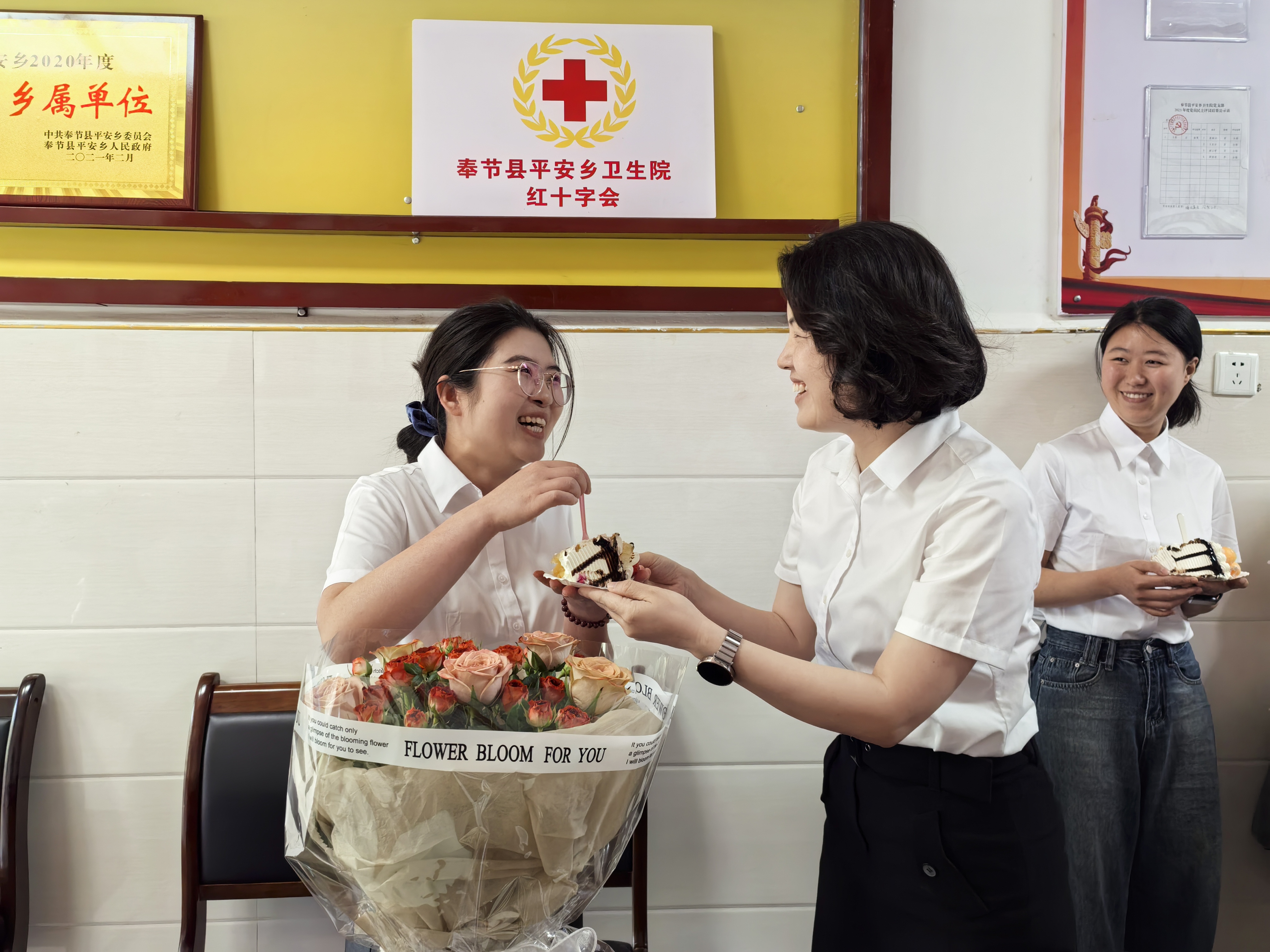 护士节:王书记送蛋糕.jpg