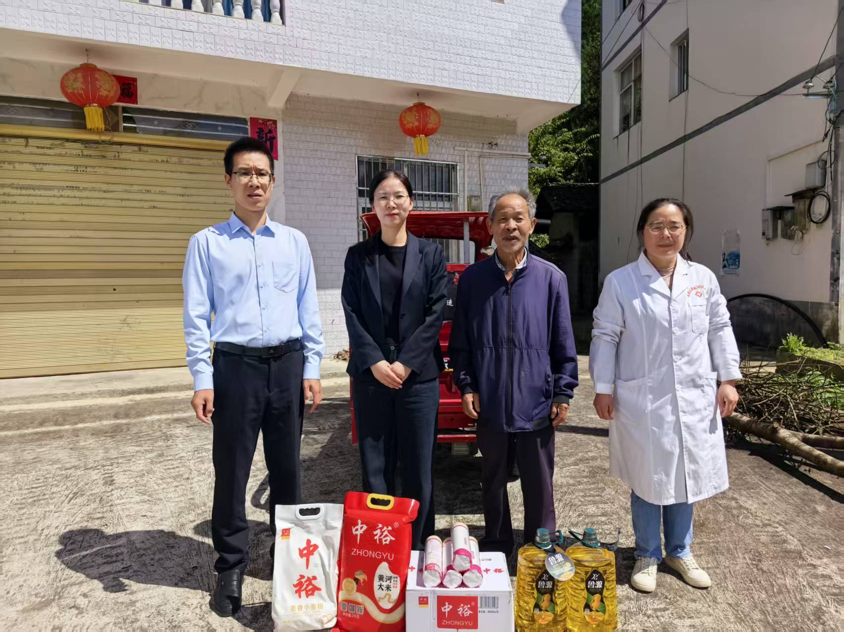 20250928双节将至情暖桑榆 龙桥卫生院走访慰问退休人员 (4).jpg