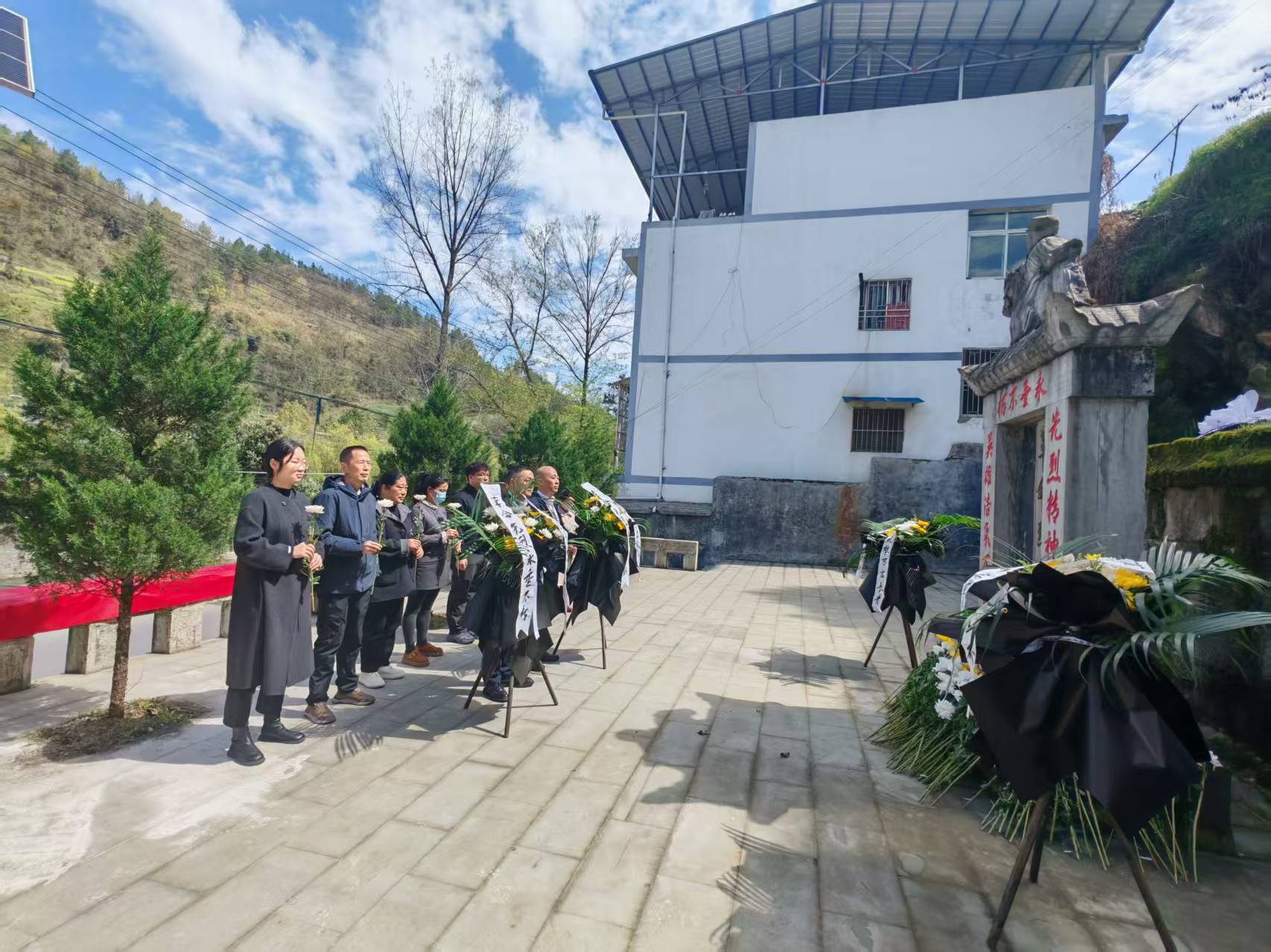 4.1吐祥卫生院:开展“追寻·2026·清明祭英烈”主题党日活动 (2).jpg